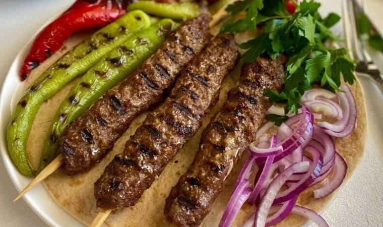 Kokusu bile yetiyor: Evde kolay Adana kebap tarifi