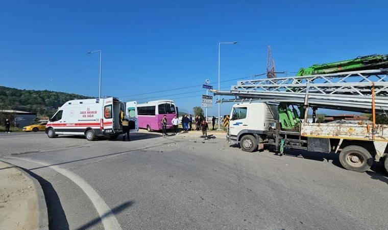 Sakarya'da özel halk otobüsü ve kamyon çarpıştı: Kamyonun şoförü ehliyetsiz çıktı!