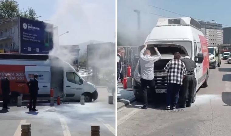 Bursa'da CHP aracı alev aldı: İtfaiye ekipleri yangına müdahale etti