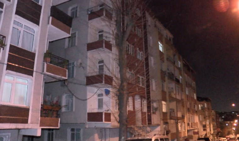 İstanbul'da panik anları... Kolonlarından ses gelen 6 katlı apartman tahliye edildi!