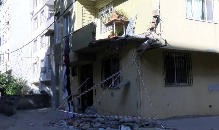 İstanbul'da sıcak dakikalar... 5 katlı binada balkon çöktü