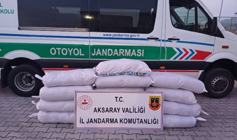 Piyasa değeri 550 bin lira... Üç yolcu otobüsünde 1 ton kaçak tütün yakalandı!