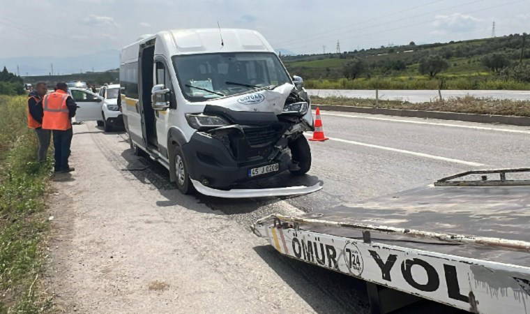 Manisa'da öğrenci servisleri çarpıştı: Yaralılar var!
