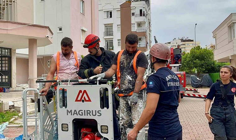 Antalya'da 2 işçi metrelerce yükseklikte mahsur kaldı!