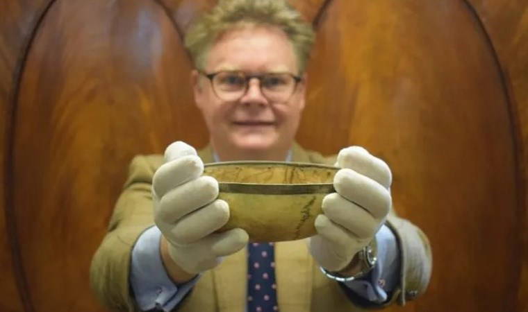 Oxford'ta 'kafatasından kadeh' skandalı!