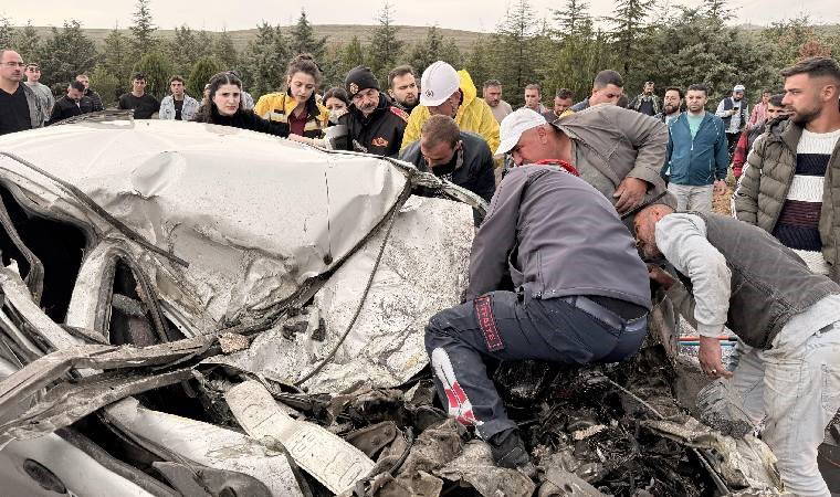 Afyonkarahisar'da korkunç kaza... Araç kağıt gibi ezildi: Ölü ve yaralı var!