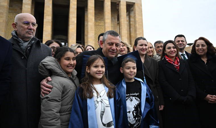 Anıtkabir'de düzenlenen törene katıldı... Özgür Özel'den 'yasak' tepkisi: 'Şuurunu kaybetmiş bir iktidarla karşı karşıyayız'