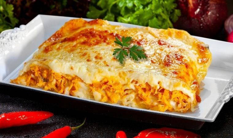 Akşam yemeğine farklı ve lezzetli bir alternatif: Tavuklu lazanya tarifi