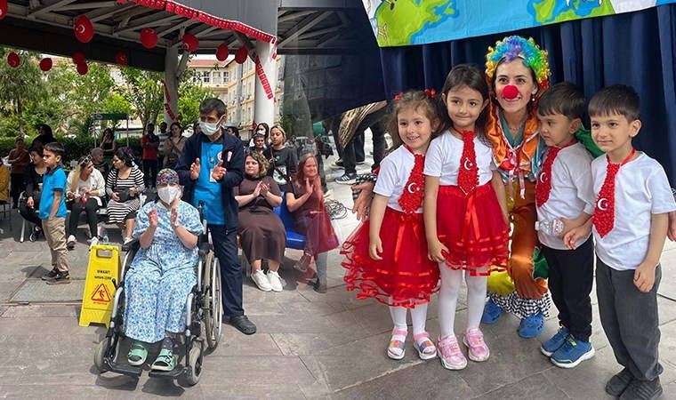 İzmir'de duygulandıran anlar... Öğrencilerden, hastanede tedavi gören çocuklara '23 Nisan' sürprizi