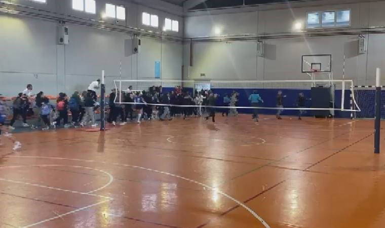 Panik anları... Depreme voleybol maçında yakalandılar!