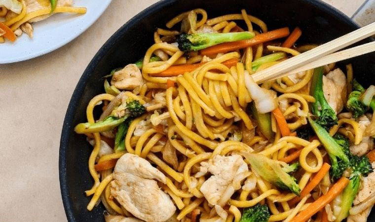 Asya mutfağından tavaya gelen lezzet: Tavuklu noodle tarifi