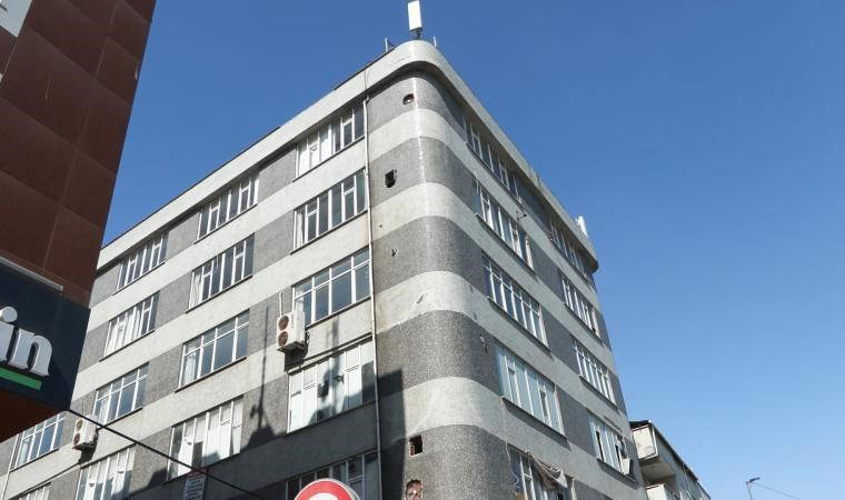 Çatlakların oluştuğu 6 katlı iş hanı tahliye edildi