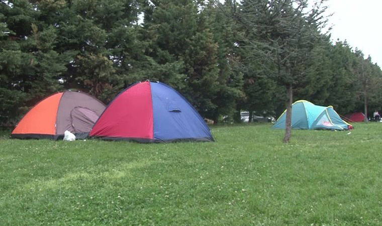 Yurttaşlar güne çadırlarda uyandı
