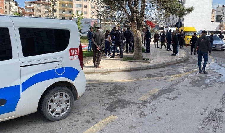 Husumetlisini cadde ortasında bıçakla yaraladı!