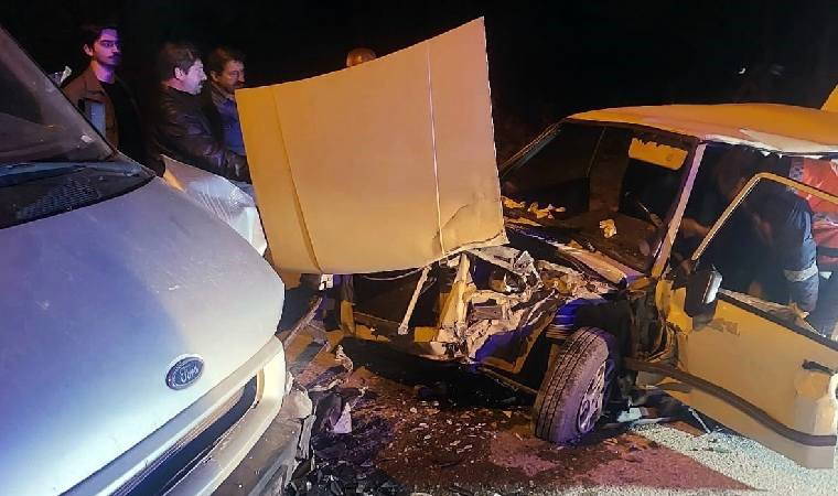 Panelvan ile otomobil kafa kafaya çarpıştı: 3 yaralı!