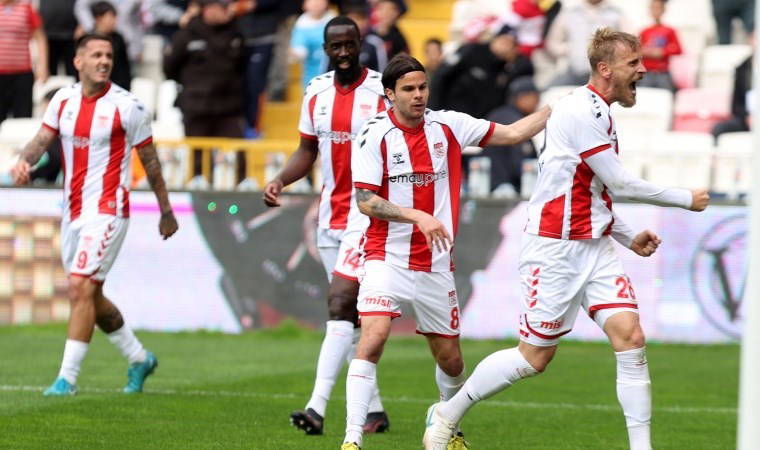 Sivasspor Antalyaspor'u devirdi: Küme düşme hattı kızıştı!