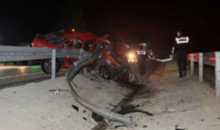 Kocaeli'nde korkunç kaza... Bariyerlere giren otomobil, iki kişiye mezar oldu!