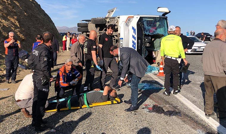 Elazığ'da yolcu midibüsü devrildi: Onlarca yaralı var!