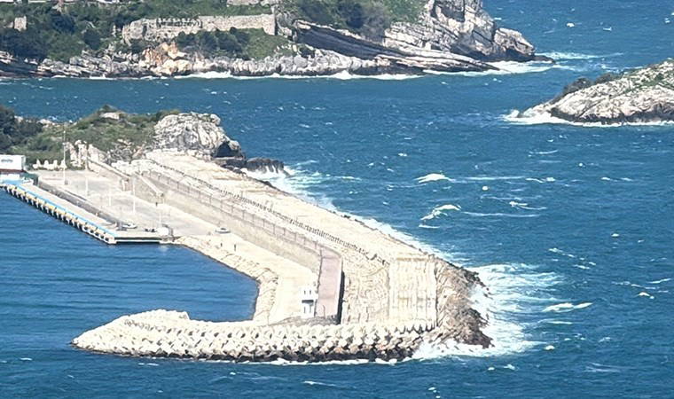 Amasra'da fırtına: Dalga boyu 5 metreye ulaştı, helikopter piste güçlükle indi