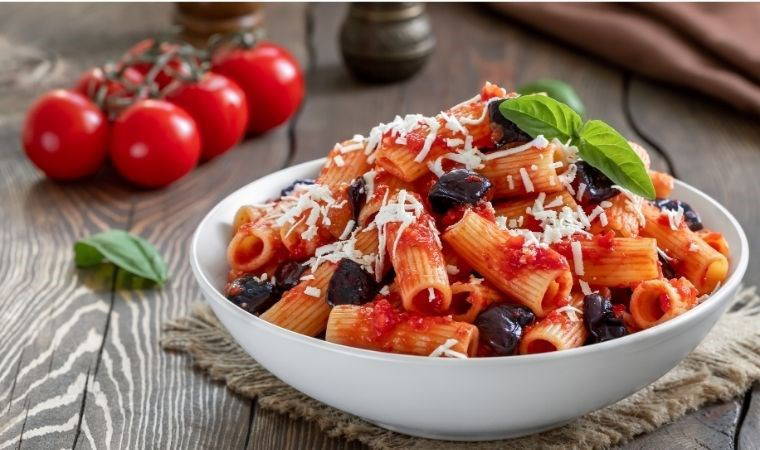Akşam yemeğine enfes bir İtalyan esintisi: Pasta Alla Norma tarifi