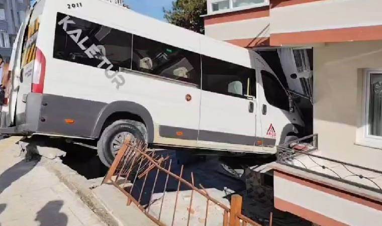 Çorum'da okul servisi evin balkonuna girdi: Yaralı öğrenciler var!