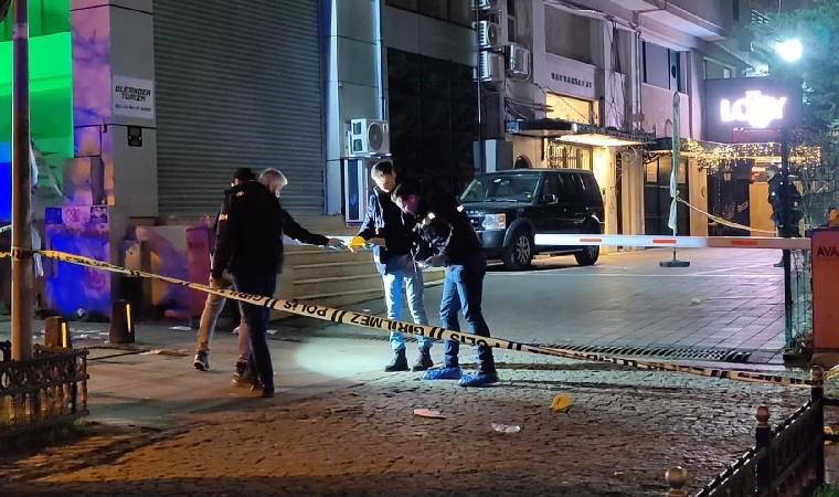 İstanbul'da eğlence mekanında silahlar patladı: Yaralılar var!