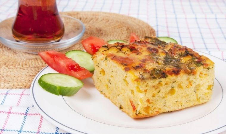 Kahvaltı sofralarına 25 dakikada hazırlayabileceğiniz enfes lezzet: Patatesli tuzlu kek tarifi