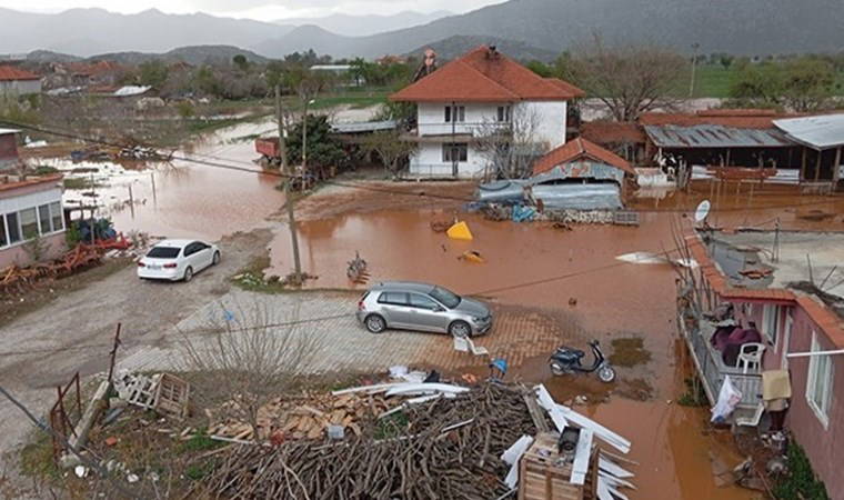 Burdur'da şiddetli yağış taşkınlara neden oldu