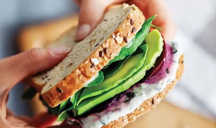 Sabah kahvaltılarının protein bombası: Sebze sandviç tarifi