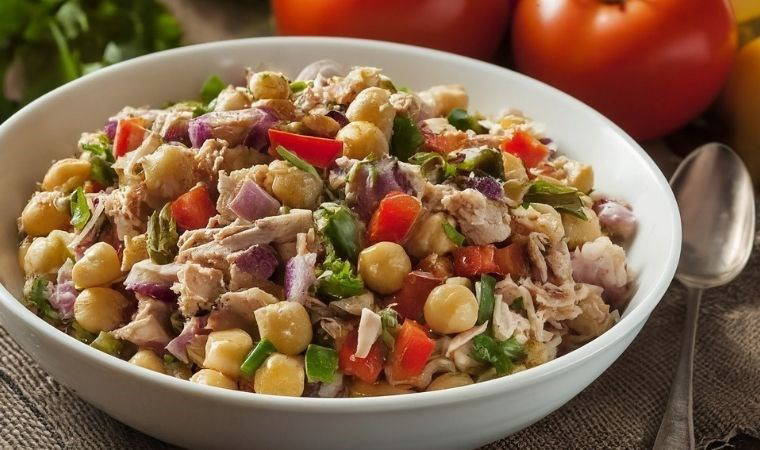 Gün boyu tok tutan taşımalık nefis lezzet: Ton balıklı nohutlu salata tarifi