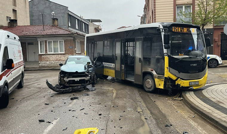 Otomobil, halk otobüsüne çarptı: 3 yaralı