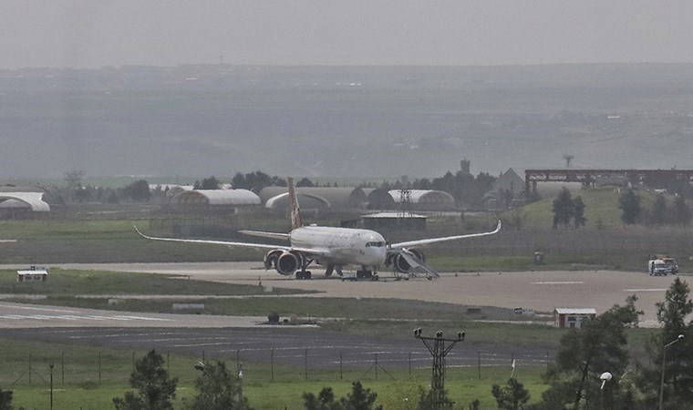 Diyarbakır'a acil iniş yapan uçakta çifte kriz!