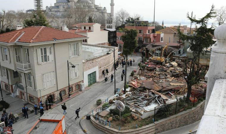İBB, Sultanahmet'te ruhsatsız yapıyı yıktı:  İşgal altındaki tüm alanları İstanbulluların kullanımına kazandırmayı sürdüreceğiz