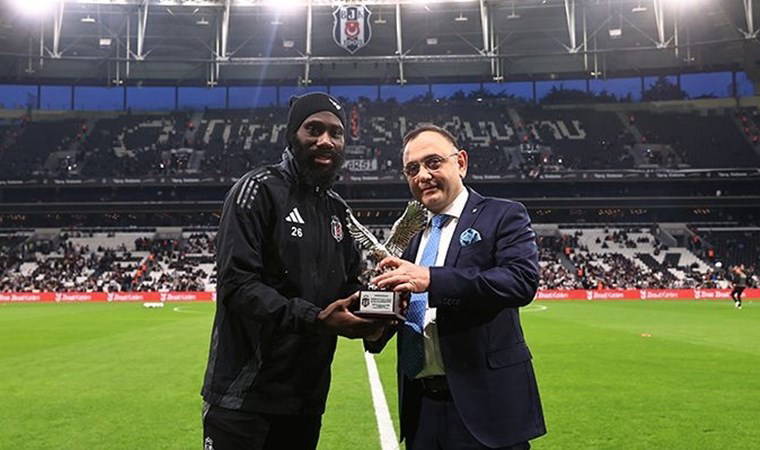 Beşiktaş'tan Arthur Masuaku'ya plaket