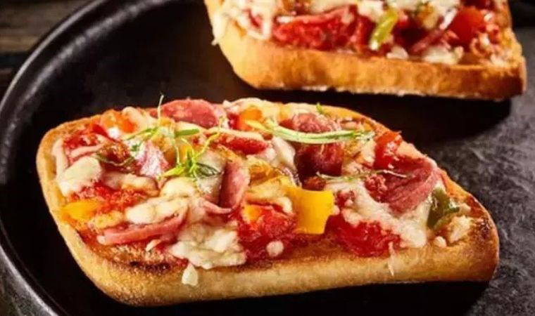 Tavada ya da fırında: Bayat ekmekle 5 dakikada pizza tarifi
