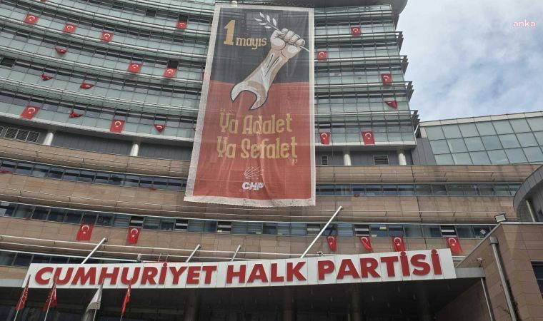 CHP Genel Merkezi’ne dev 1 Mayıs afişi asıldı... 'Ya adalet ya sefalet'