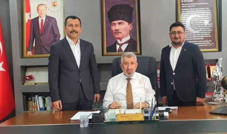 CHP’den AKP’ye geçmişti: İlk işi ‘Andımız’ı indirmek oldu