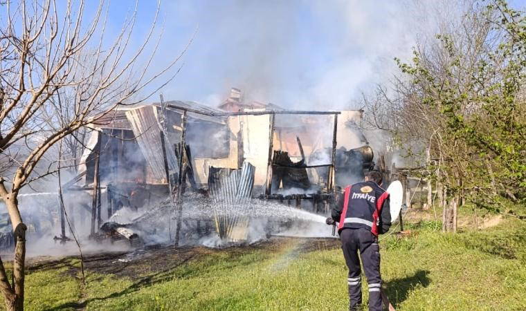 Bolu'da 2 katlı ahşap ev küle döndü