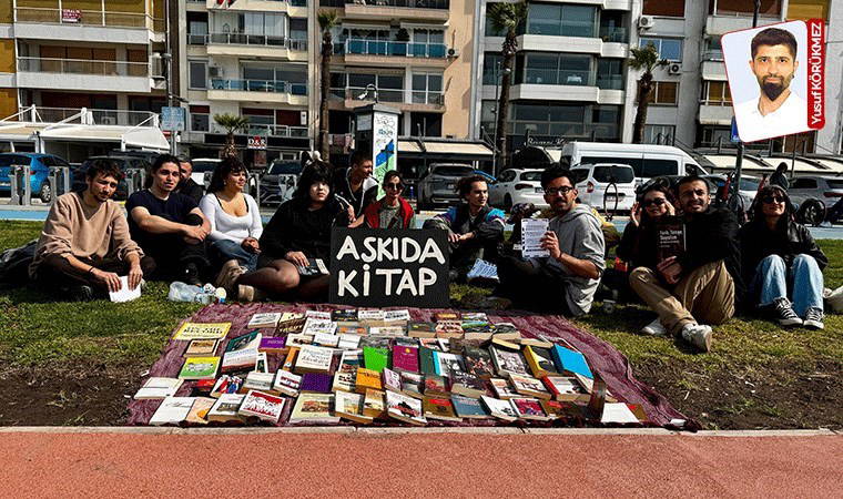 Boykotlu kitapçının önünde 'Askıda Kitap' etkinliği