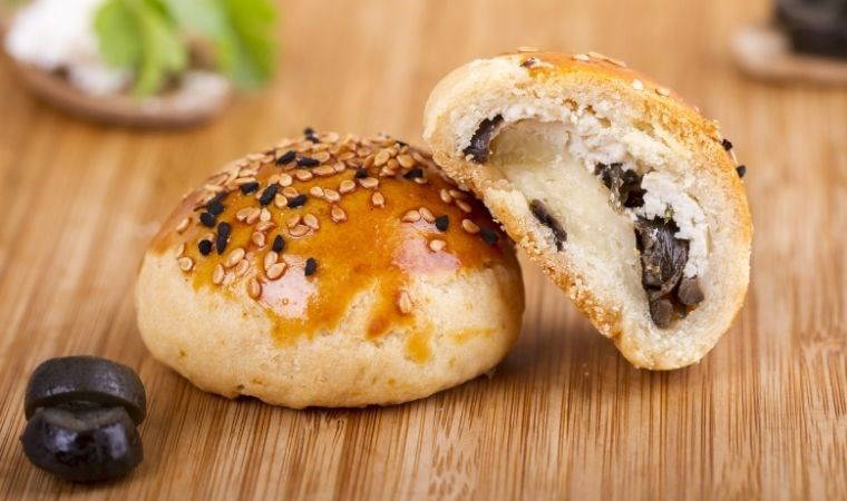 Hafta sonu kahvaltılarına 25 dakikada hazırlayabileceğiniz enfes lezzet: Zeytinli kurabiye tarifi