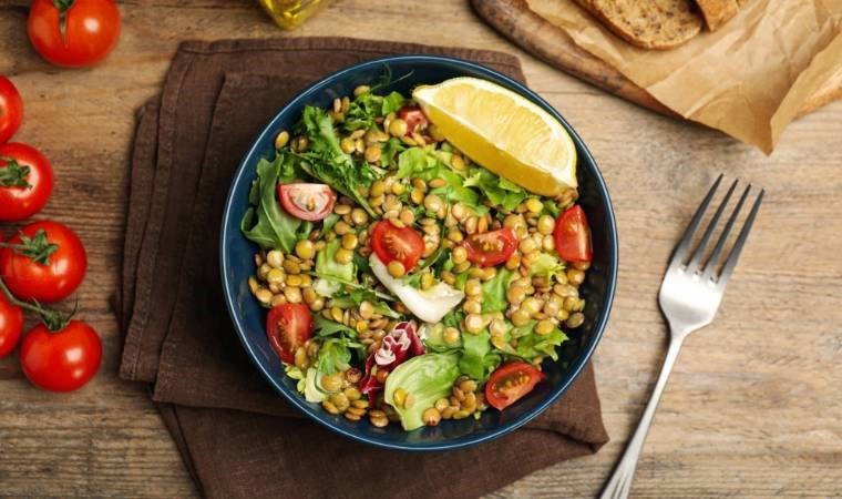 10 dakikada hazır saatlerce tok tutar... Semizotu ve yeşil mercimekli salata tarifi!