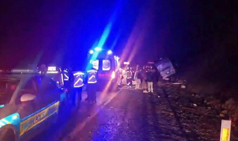 Portakal Çiçeği Karnavalı dönüşünde feci kaza... Otobüs yan yattı: Çok sayıda yaralı var!