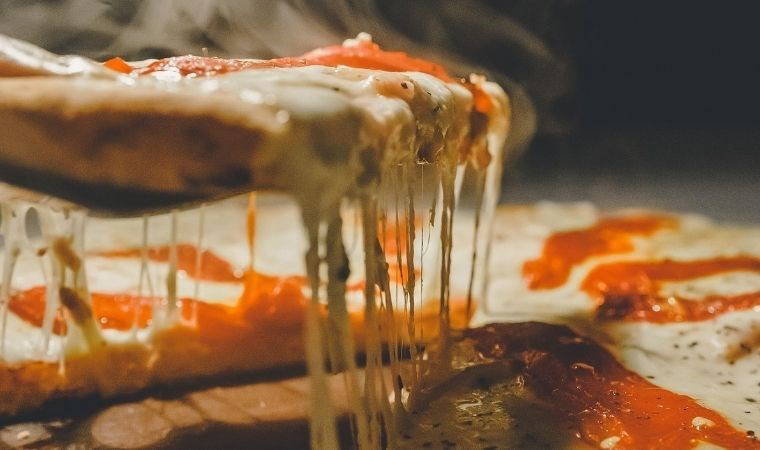 Bol malzemeli ev yapımı pizza tarifi