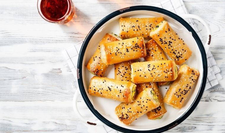 İster çayın yanına ister kahvaltıya hazırlayabileceğiniz enfes lezzet: Sebzeli börek tarifi