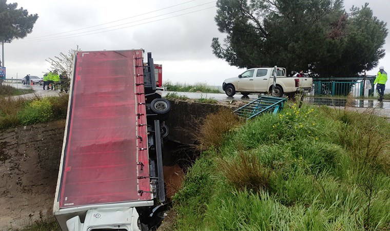 Bursa'da feci kaza: Kamyon dere yatağına düştü