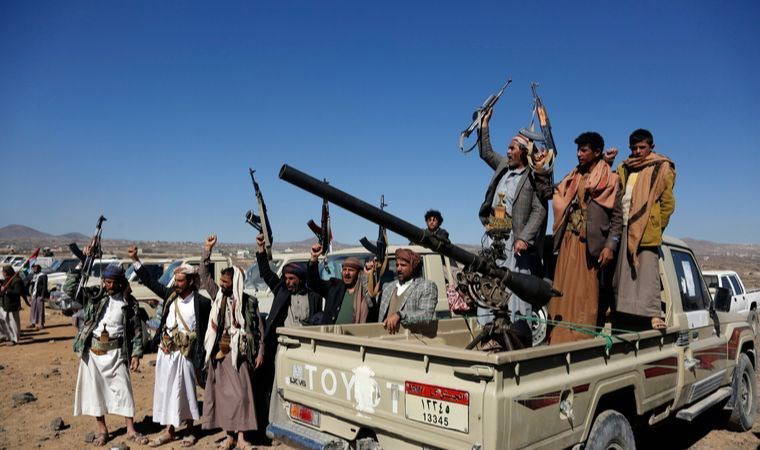 Husiler, ABD'ye ait iki savaş gemisini hedef aldı