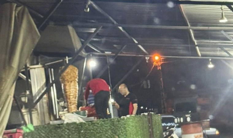 Pişmiş tavuğun üzerine çiğ tavuk taktı