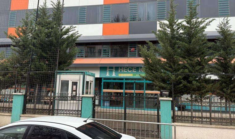 Özel kolejde maaş alamayan öğretmenler iş bıraktı: Veliler okulu protesto etti