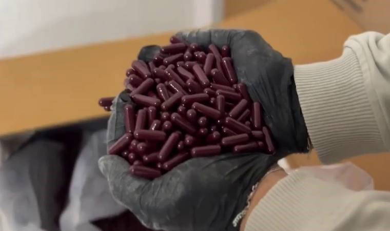 İzmir'de uyuşturucu imalathanesine baskın: 122 bin 700 sentetik ecza maddesi yakalandı!