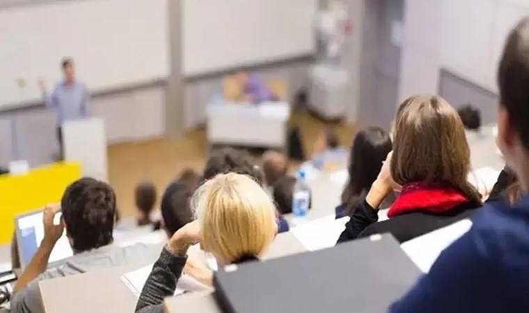 Akademisyene 'AKP' ve 'başörtüsü' gözaltısı